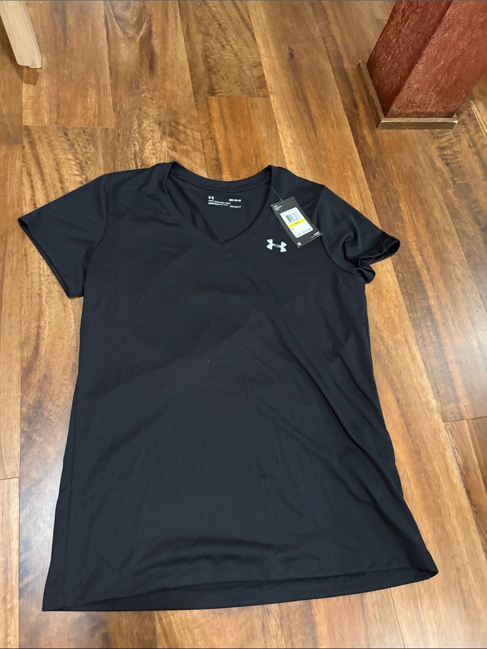 Under Armour Women’s Black V-Neck Athletic workout Tee size M. Loose fit, NWT